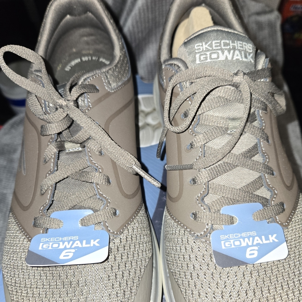 Size 9.5 Men Sketchers GoWalk 6